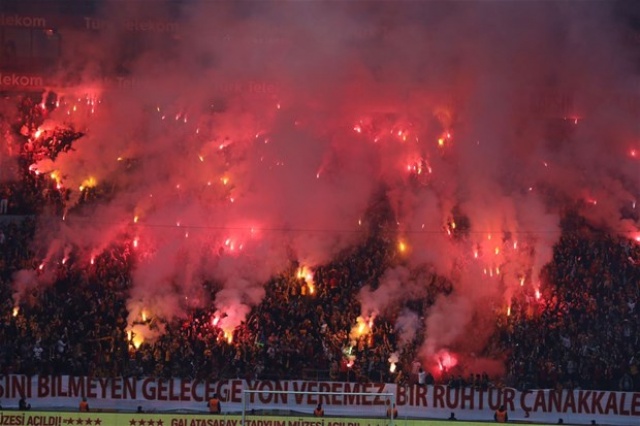 Sarı-Kırmızılı taraftarlar futbolcuları tek tek tribüne çağırırken futbolcular da taraftarlara top dağıttı.