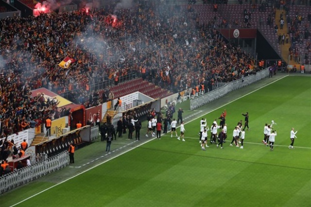 Galatasaraylı futbolcular ve teknik ekip bu özel buluşmaya 4 yıldızlı tişörtlerle çıktı.