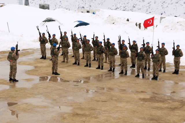 Üs bölgesi modern konteynerlerle donatıldı
Üs bölgesinde eğitimlerine de ara verilmeyen askerler, sürekli formda tutuluyor. Askerler, görev dönüşlerinde ise modern ve yüksek güvenlikli konteynerlerde dinleniyor.

