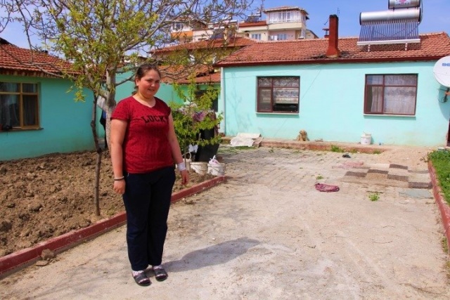 Yaşadıklarını tam unutmak üzereyken benzer kızarıklıkları bu defa 8 yıl sonra sol kolunda gözlemleyen genç kızın başvurduğu Merzifon Kara Mustafa Paşa Devlet Hastanesinde çekilen röntgeninde iğne şeklindeki metal cisimlere rastlandı.