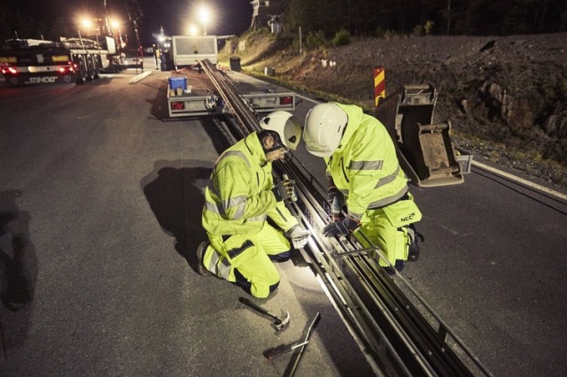 Proje yetkililerine göre (eRoadArlanda) elektrik enerjisi, yola gömülü olan iletkenler sayesinde sağlanıyor. 

