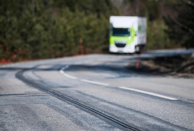  Bu elektrikli yol, şarj istasyonlarının ortadan kalkmasını, bununla birlikte pillerin daha küçük olup, maliyetin düşmesini sağlayabilir.