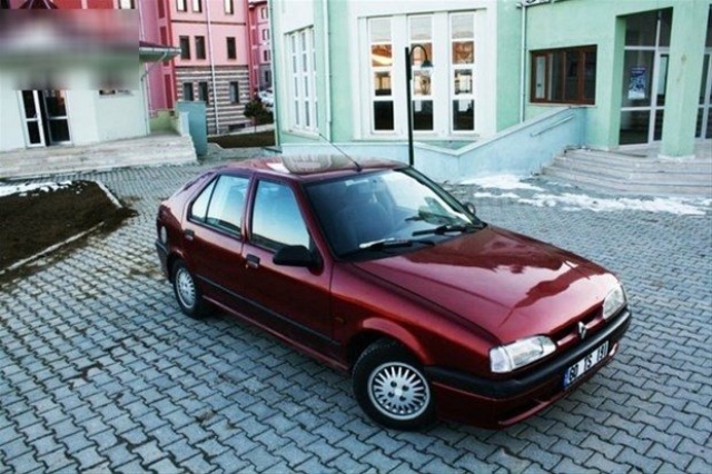 Renault tarafından 1988-1997 yılları arasında üretilen Renault 19; Hatchback, Sedan ve Cabriolet tiplerinde karoserilere sahip, aile aracı kategorisinde yer alan bir otomobildi.

.