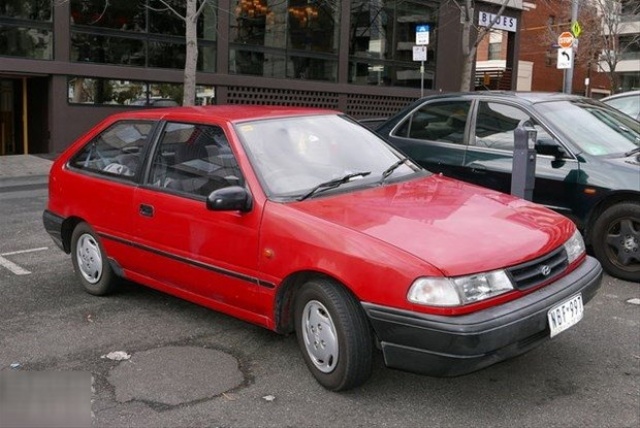 1985–2000 yılları arasında Hyundai tarafından üretildi. Hyundai'nin Türkiye'de bilinen ilk modellerindendir. Daha sonra yerini Accent'e bıraktı.

.