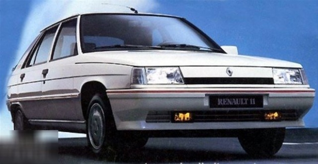 Renault 9'un hatchback versiyonu olan araç 1983-1995 yılları arasında üretildi. Türkiye'de Renault 11 Flash olarak bilinen araç, 1.7 litrelik motoruyla dönemin gözde otomobilleri arasındaydı.

.