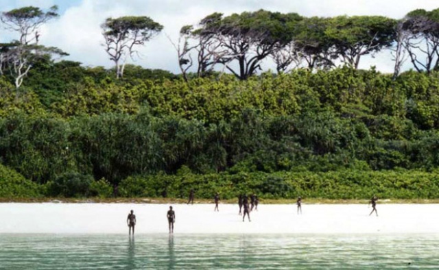 Hint Okyanusu'ndaki Andaman Adalarından biri olan Kuzey Sentinel Adası'nın, hala ilkel şartlarda yaşamını sürdüren Sentinelese Kabilesi, saldırgan olduğu için ziyaret edilemiyor...
