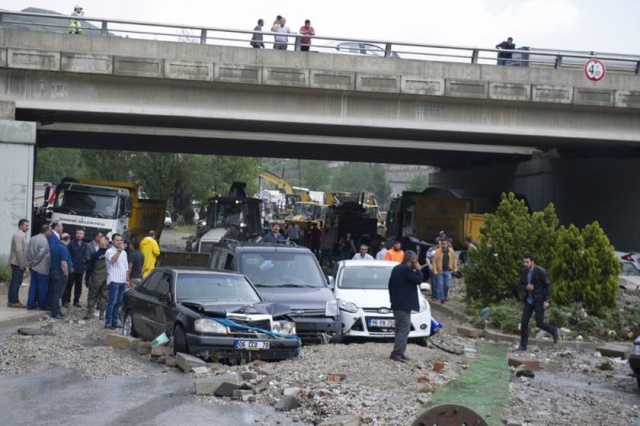 Bugün Ankara son yılların en büyük sel felaketini yaşadı. Mamak’ta yaklaşık 12 dakika süren sağanak yağış sele neden oldu. Selde 3 kişi yaralandı, 20’yi aşkın iş yeri ve 150’den fazla araç hasar gördü. 