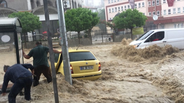 Sel felaketinin ardından herkesin gözü Meteoroloji’den gelecek haberlere çevrilirken, sadece Ankara’yı değil tüm Türkiye’yi yakından ilgilendiren uyarı meteoroloji uzmanı Prof. Dr. Orhan Şen’den geldi. İstanbul Teknik Üniversitesi (İTÜ) Uçak ve Uzay Bilimleri Fakültesi Meteoroloji Mühendisliği Bölümü Öğretim Üyesi Prof. Dr. Orhan Şen, bu tarz afetlerin önümüzdeki dönemde Türkiye’de daha fazla görülebileceği uyarını yaptı.

