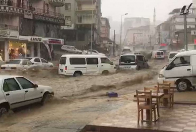 Orhan Şen, “Doğal afetteki suyun direnajla gitmesi gerekiyordu,  sel felaketinin yaşandığı alanın alt yapısına çok önemli. Dere yatağı gibi tehlikeli bölgeler üzerinde yapılan bu yapılaşmalar bu tarz afetleri daha da etkiliyor” dedi.

