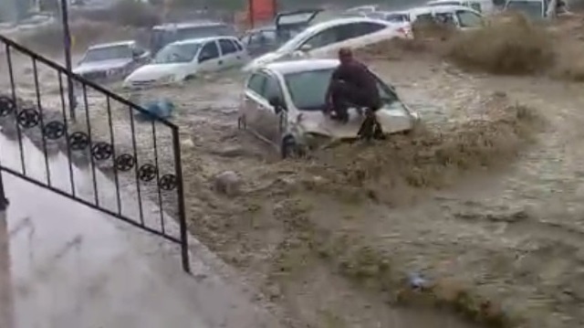  Özellikle ağustos ve eylülde nem artacak. Nemin artmasıyla birlikte yağışlar da artacak” dedi.

Kaynak: Posta