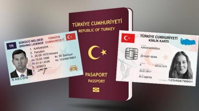 3 - TC NUMARALI KİMLİK 

Oy verme kabinine gittiğiniz zaman üzerinizde Türkiye Cumhuriyeti kimlik numarasını taşıyan kimlik kartınızı (Geçici kimlik belgesi, nüfus cüzdanı, resmi dairelerce verilen soğuk damgalı kimlik kartı, pasaport, evlenme cüzdanı, askerlik belgesi, sürücü belgesi, hâkim ve savcılar ile yüksek yargı organı mensuplarına verilen mesleki kimlik kartı, avukat, noter ve askeri kimlik kartı gibi kimliğini tereddütsüz ortaya koyan resimli, resmi nitelikteki belgelerden biri) ve seçmen bilgi kağıdınızı sandık kurulu başkanına verin ve seçmen sıra numaranızı söyleyin. 