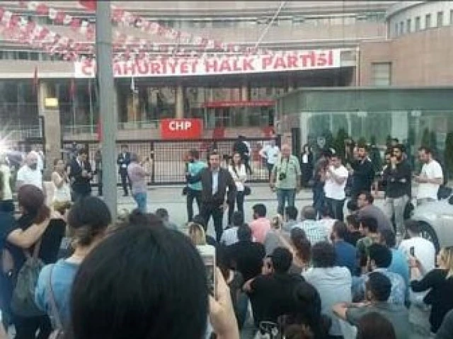 CHP’nin Elazığ’dan milletvekili seçilen adayı Gürsel Erol da yarın genel merkez binası önünde oturma eylemine başlayacak.