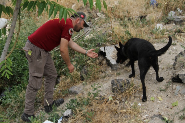 Eylülü'n kaybolmasının ardandan köye sevk edilen özel ekipler, küçük kızın son görüldüğü yerden yola çıkarak komşuları Uğur K.’nin otomobilinde inceleme yaptı. 