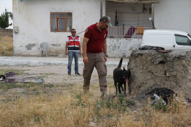 Otomobilde bulunan bir saç teli ile aracın yıkandığı tespit edilen arka koltukları ve paspasları kriminal laboratuvarda incelendi. 