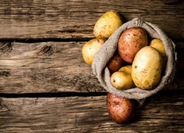 Patates suyunu soğutarak cildinize sürdüğünüzde güneş yanıklarının oluşturmuş olduğu batma hissi ve ağrıyı hafifletir. Patates suyunu düzenli olarak içmek cilt kuruluğunu giderir. Patates suyunu göz altına bir pamuk yardımı ile uygulayarak göz altı lekeleri ve morluklarını hafifletebilirsiniz. 