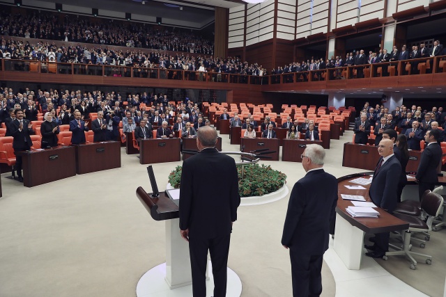 Yeni sistemle birlikte en çok merak edilen yeni bakanların kimler olacağıydı. Az önce o liste açıklandı. Peki kabineden kimler gitti, kimler geldi? Türkiye 24 Haziran seçimleriyle beraber yeni bir döneme başladı. Cumhurbaşkanlığı Hükümet Sistemi ile beraber Türkiye'de pek çok şey değişiyor, bunların başında yeni kabine geliyor. 