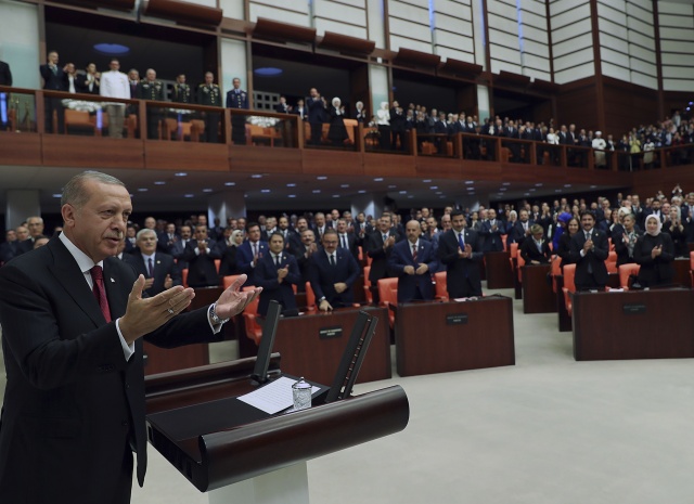 Cumhurbaşkanı Erdoğan'ın 'AK Partili olmayan bakanlarımızla bir kabine oluşturacağız' sözleri sonrası gözler kabine için kulislerde konuşulan olası sürpriz isimlere çevrildi. 