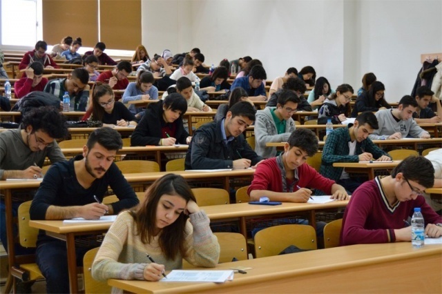 YKS Tercihleri, Üniversite taban ve tavan puanları, hangi üniversite kaç puana öğrenci alıyor. Dün gece açıklanan YKS sonuçlarının ardından herkes tercih edeceği bölüme yöneldi. YKS TYT AYT üniversite taban tavan puanları açıklandı mı? Üniversite adayları, üniversitelerin taban ve tavan puanlarını ne kadar merak ediliyor. Hangi Üniveritenin hangi bölüme kaç puanla alıyor, gibi soruları cevapları haberimizde olacak. YKS birincisi kim? 2018 YKS TYT AYT YKS birincisi kim, YKS'de tam puan yapan çıktı mı, YKS'de birinci çıktı mı? gibi merak ettiklerinize buradan ulaşabilirsiniz. Peki, ÖSYM bu sene ilk defa gerçekleştirilen TYT ve AYT için tercih kılavuzu yayımladı mı? 2018 YKS taban puanları, YKS tercih robotu, hangi üniversiteyi seçebilirim, YKS puan hesaplama,  İşte 2018 üniversite taban ve tavan puanlar... 
