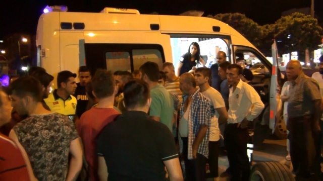  Kazada, otomobildeki yolculardan Gökçe İnci Özlük (17) ile Ersin Ateşoğlu (29) yaralandı. 112 Acil Servis ekiplerinin olay yerinde yapılan ilk müdahalenin ardından ambulanslarla kentteki hastanelere kaldırıldı. Kazayla ilgili soruşturma başlatıldı.  
HABERİN VİDEOSU İÇİN TIKLAYIN: http://www.tgrthaber.com.tr/videogaleri/takla-atan-otomobil-metrelerce-suruklendi-30354