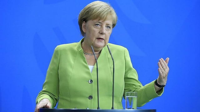 Almanya Başbakanı Angela Merkel, Bosna Hersek Bakanlar Konseyi Başkanı Denis Zvizdic ile yaptığı görüşmeden sonra düzenlenen basın toplantısında, Türkiye'deki gelişmelere ilişkin bir soruya cevap verdi. Türkiye'nin ekonomik olarak istikrarsızlaşmasının kimsenin çıkarına olmadığını belirten Merkel, Merkez Bankasının bu noktada bağımsız çalışmasının önemine değindi. Cumhurbaşkanı Erdoğan ile yakın zamanda bu konularda görüşeceğini söyleyen Merkel, ekonomik olarak AB'nin etrafının istikrarlı olmasından kendilerinin de faydalandığını dile getirdi. Merkel, 