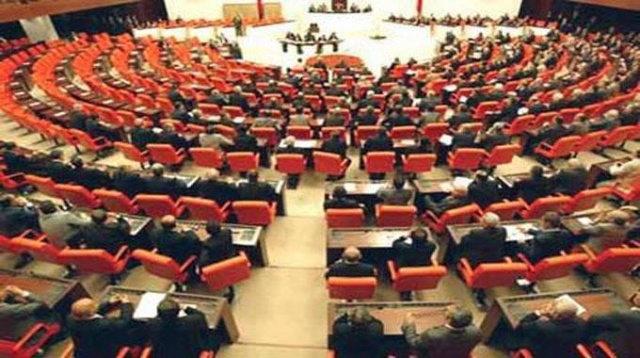 MHP’nin önceki gün TBMM’ye sunduğu belli suçlarda ceza indirim teklifi kamuoyunda tartışmalarını sürdürüyor. Teklif, 19 Mayıs 2018 öncesindeki suçları kapsıyor. 19 Mayıs’a kadar olan suçlarda, 5 yıl şartlı indirim olacağı bildirilen teklifin yasalaşması halinde 162 bin 989 hükümlü faydalanabilecek. 