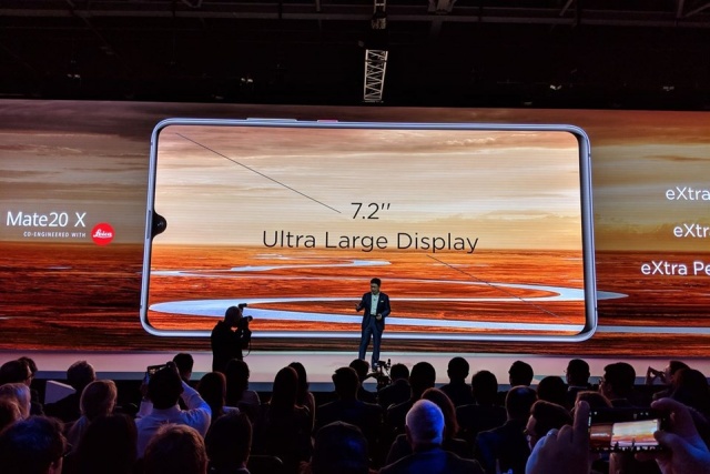 Huawei bu modelde de Kirin 980 işlemciye yer veriyor. Model Android 9 ile beraber geliyor. 

IP 68 sertifikasına sahip olan model 6GB RAM ve 128 GB depolama alanına ev sahipliği yapıyor. 

