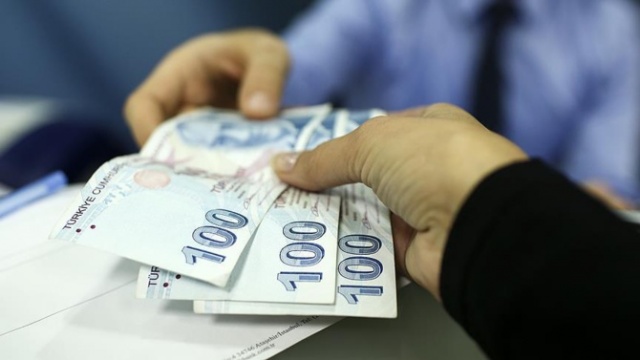 2018 yılı itibariyle asgari ücret, bekar bir işçi için brüt 2 bin 29 lira 50 kuruş, vergiler ve kesintiler düştüğünde net bin 603 lira 12 kuruş olarak uygulanıyor. 
Asgari ücretin işverene toplam maliyeti, bir işçi için 2 bin 384 lira 66 kuruş. Bunun 2 bin 29 lira 50 kuruşunu brüt asgari ücret, 314 lira 57 kuruşunu sosyal güvenlik primi, 40 lira 59 kuruşunu işveren işsizlik sigorta fonu oluşturuyor.

