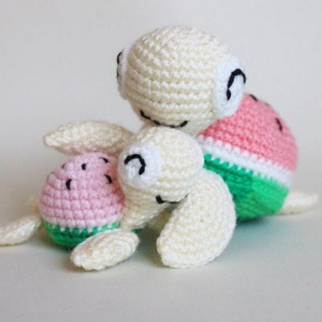 Amigurumi örgülerde artırma ve azaltma oldukça basittir. Sık iğne tekniği kullanılarak yapılır. Aynı ilmek içine iki defa sık iğne yapılır, bazı model tariflerine göre aynı yere 3 sık iğne olarak da yapılabilir. Ama genel olarak tercih edilen aynı yere 2 kez sık iğne ile yapılarak artırma yöntemidir. Eksiltme yapmak için ise yan yana iki ilmeğe batarak ikisinin ilmeklerini birlikte örme tekniğiyle yapılır.

