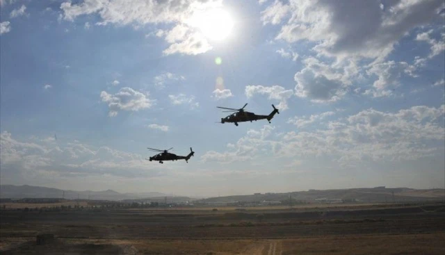 ATAK helikopterinde gece-gündüz termal görüş ve hedefleme sistemi ile avcı kaska montajlanmış nişangah sistemi bulunuyor.

