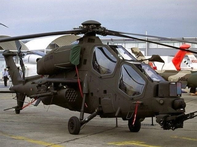 T-129 ATAK, 5 palli ana rotor, güçlü motoru, yeni nesil hedef tespit sistemi, entegre kask sistemi, etkin ve özgün silah teknolojisi, sayısal kokpit mimarisi, görev bilgisayarları ile gelişmiş uçuş ve atış kontrol istemleriyle öne çıkıyor.

