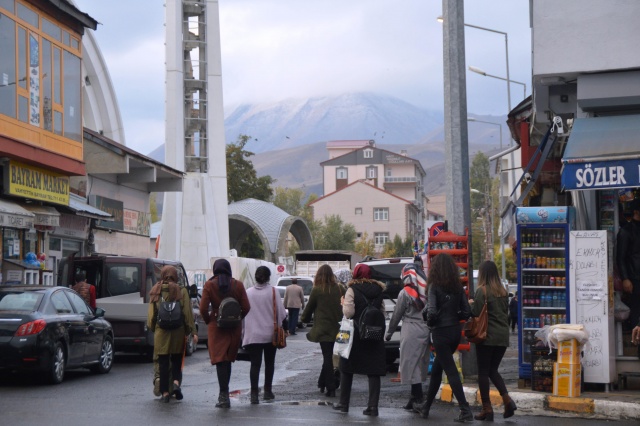  İlçe sınırları içinde yer alan 3 bin 433 metre yüksekliğe sahip  Kösedağ'ın tepesi kar yağışıyla beyaza bürünürken, bölgede kartpostallık  görüntüler oluştu.