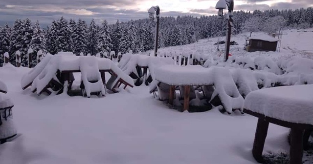 Bazı vatandaşlar ise kar yağışının keyfini çıkardı.