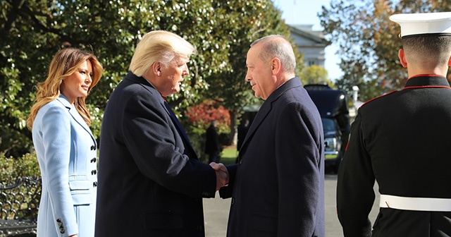 Beyaz Saray'a gelişinde tören kıtası tarafından karşılanan Cumhurbaşkanı Erdoğan ve eşi Emine Erdoğan, makam aracından inişlerinde ABD Başkanı Trump ve eşi Melania Trump ile tokalaşarak gazetecileri selamladı.

