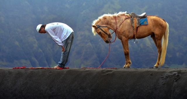 Namaz kılan insanların maddi ve manevi temizlendiklerini ve arındıklarını herkes kabul eder. Çünkü namaz, insanın maddi ve manevi yönden temizlenmesini, arınmasını sağlar. Günde beş vakit kılınan namaz ile bir insan en çok kirlenen azalarını abdest sayesinde temizlemiş olur. Gerekli durumlarda gusül abdesti (boy abdesti) alır. Allah müminlerin temiz olmasını ister. Dolayısıyla her mümin çevreye karşı duyarlı kişisel temizliğine önem veren kişilerdir. Bu durum insana temiz olma ve temiz kalma alışkanlığı kazandırır. Hazreti Peygamberimiz (s.a.v.) Bir hadisinde: “Birinizin kapısının önünde bir ırmak olsa ve burada günde beş defa yıkansa ırmak bu kimsede hiç kir bırakır mı? İşte beş vakit namaz kılanın durumu da buna benzer. Allah bu beş vakit namazla günahlarını siler.” diyerek namazın maddi ve manevi kirden arındırdığını söylemiştir. 