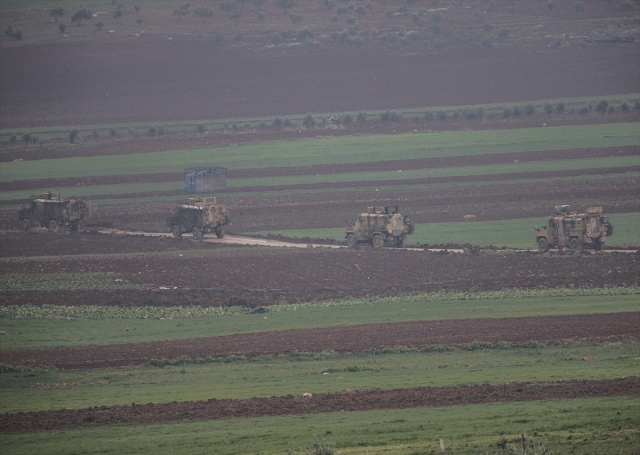 Türkiye'nin çeşitli birliklerinden Hatay'ın Reyhanlı ilçesine gönderilen ve buradaki sınır birliklerinde hazır bekletilen komandolar hazırlıklarını tamamladı.

