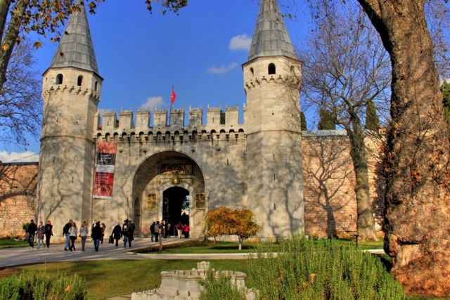 Ayasofya’dan çıkıp yanı başındaki ikinci simge yapı Topkapı Sarayı’na geçiyoruz. Burası Osmanlı İmparatorluğu’nun yönetim merkezi olarak kullandığı yerdir. Sadece Topkapı Sarayı’nı gezmek sanıyoruz en az 1 saat alır. 
