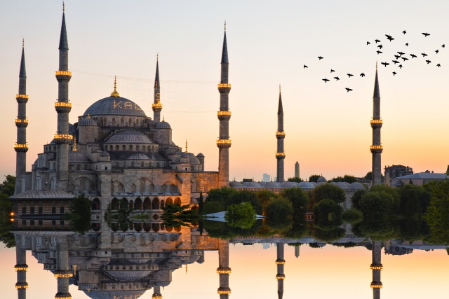 Ayasofya ve Topkapı Sarayı’na bakan Sultan Ahmet Camii’nin, İstanbul’un siluetine ayrı bir heybet kattığı söylenir. Sultan Ahmet Camii’ni Mimar Sinan’ın öğrencisi Sedefkar Mehmet Ağa tasarlayıp Osmanlı sultanlarından I. Ahmet adına yapmıştır. Camii, 16 şerefelidir. Külliyesiyle birlikte İstanbul’daki en kompleks ibadethaneler arasında yer alır. Burayı gezdikten gördükten sonra hemen meydana geçip soluklanabileceğiniz harika tarihi mekanların olduğunu da söylemiş olalım. 
