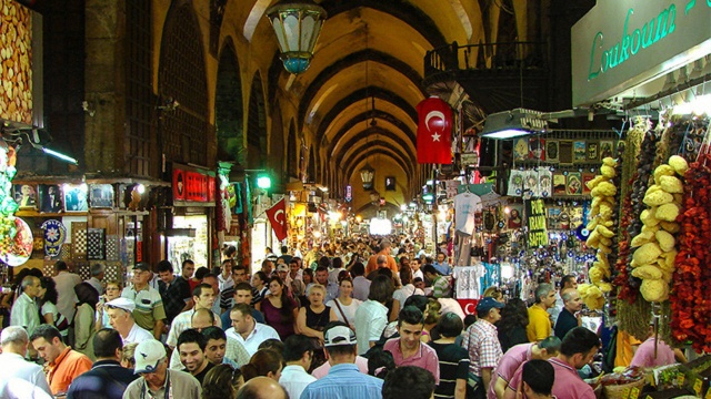 Tarihi Mısır Çarşısı bölgenin en eski alışveriş merkezleri arasında yer alır. Gıda ve hediyelik eşya almayı düşünenler için burası gerçekten harika bir mekandır.