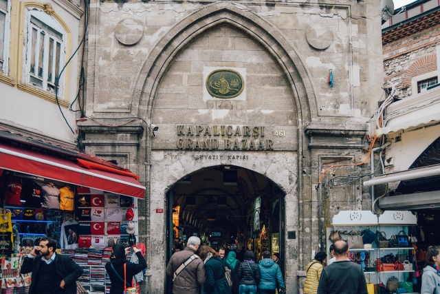 Mısır Çarşısı’nın hemen yanında olan Tarihi Kapalı Çarşı İstanbul’un Avrupa yakasında en merkezi noktasında yer alır. Burası pasajlardan oluşan devasa bir çarşı. Kapalıçarşı, İstanbul’da gezilecek noktalar arasında en eğlenceli noktalar arasında yer alır. Ancak buranın her zaman kalabalık olduğunu söylemiş olalım.

