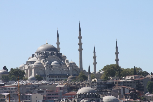 Osmanlı İmparatorluğu’nun Fatih’ten sonra en çok sevilen Sultan’ı Kanuni Sultan Süleyman adına, Mimar Sinan tarafından yapılan Süleymaniye Camii, klasik Osmanlı mimarisinin en nadide örneklerinden birisidir. Mimar Sinan, bu camiyi 85 yaşındayken tasarlamıştır. Mimarisi, camiinin sadeliği ve ihtişamı gerçekten insanı alıp başka diyarlara götürüyor.