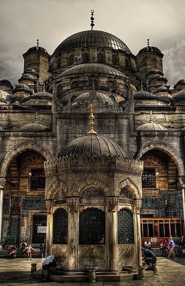 İstanbul’un silüetini farklı bir açıdan oluşturan bir diğer camii de Eminönü sahil manzarasıyla Yeni Camii oluşturur. 17. yy’da yapımı tamamlanan Yeni Camii, Galata Köprüsü’sünün hemen dibindedir. Burası özellikle yaz ayları turist akınına uğrar… Sahil tarafında balık ekmek kokusu tüm Eminönü havasını kaplar…

