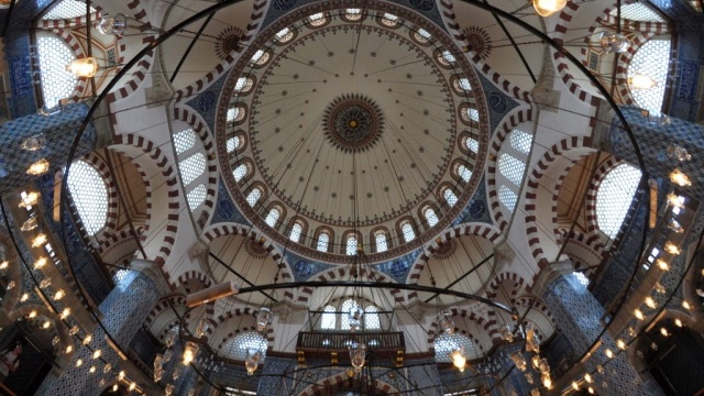 Bursa’nın en nadide çinileri adeta Rüstem Paşa camiine getirilmiştir. Camiinin iç mimarisi Osmanlı çiniciliğinin en muhteşem örnekleri arasında yer alır. Yeni Camii’ye de çok yakın olan Rüstem Paşa Camii’ni Kanuni Sultan Süleyman’ın damadı Rüstem Paşa adına yaptırılmıştır.

