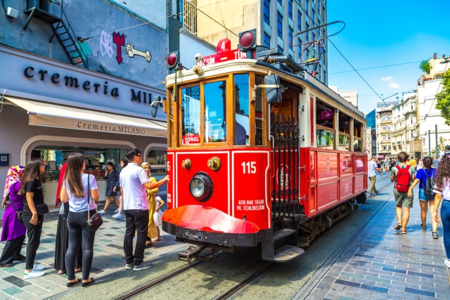 Belki de yüzyıllardır İstanbul gece hayatının merkezi olan İstiklal Caddesi her zaman cıvıl cıvıldır. Korona virüs dolayısıyla o eski canlılığını şu an göremeyebilirsiniz ama bu süreç biter bitmez, kabalalığa karışıp şehrin bu en canlı noktasında kendinize gelebilirsiniz.

