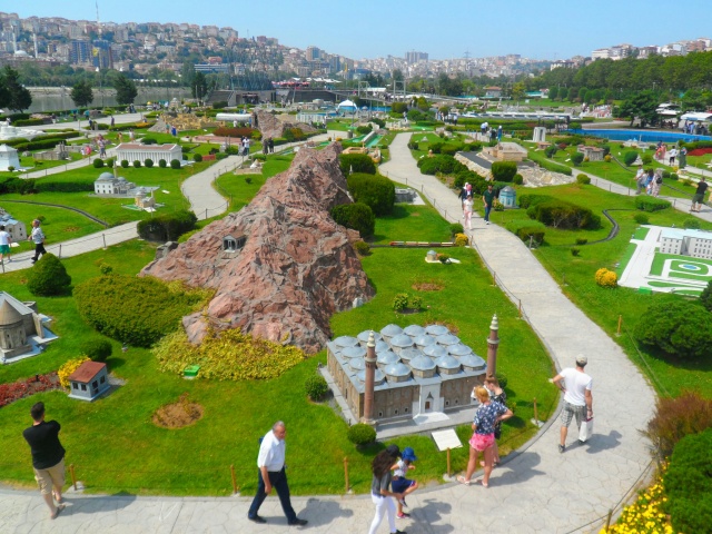 Dünyada hiçbir örneği olmayan ve en geniş arazi üzerine kurulmuş Miniatürk, tarihin en önemli Türk yapılarının maketlerini görebileceğiniz harika bir yer. Burayı da ailenizle gönül rahatlığıyla gezebilirsiniz. Özellikle çocukların görmesi gerekir diye düşünüyoruz.