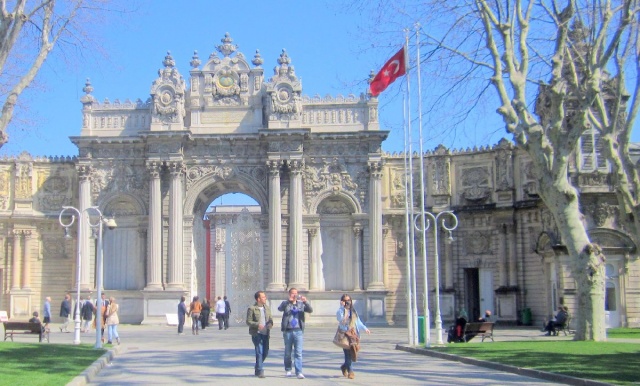 Dolmabahçe Sarayı Osmanlı sultanlarından Abdülmecit tarafından 19. yüzyılın ortalarında yaptırılmıştır. Saray Beşiktaş sahili boyunca görülebilecek en görkemli yapılar arasında yer alıyor. Gazi Mustafa Kemal Atatürk’ün cumhurbaşkanlığı konutu olarak da kullandığı Saray, günümüzde “müze saray” olarak tarih tutkunu misafirlerini ağırlamayı bekliyor…

