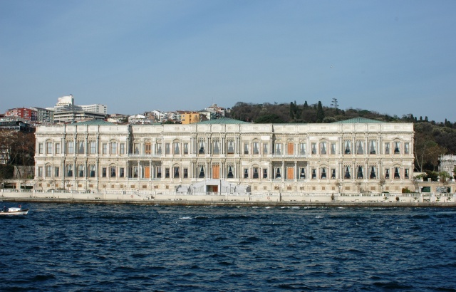 Burası günümüz de hem otel hem restoran hem de büyük toplantılar için hizmet veriyor. Çırağan Sarayı, İstanbul’un tarihi yerlerinden belki de en güzeli. Osmanlı sultanlarından Abdülaziz döneminde yapımı bitirilmiştir. Boğaz manzarası sizi alıp başka diyarlara götürecektir.

