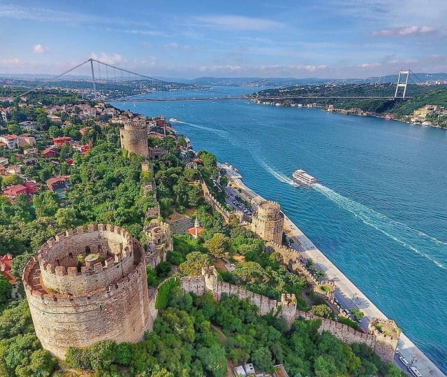 Rumeli Hisarı, İstanbul'un Sarıyer ilçesinde Boğaziçi'nde bulunduğu semte adını veren hisardır. Fatih Sultan Mehmet Han tarafından İstanbul'un fethinden önce boğazın kuzeyinden gelebilecek saldırıları engellemek için Anadolu yakasındaki Anadolu Hisarı'nın tam karşısına inşa ettirilmiştir. Boğazın en dar bölgesi olan Rumeli Hisarı İstanbul’da gezilecek yerler arasında yer alır. Tarih tutkunlarının bu açık hava müzesini mutlaka görmesi gerektiğine inanıyoruz.

