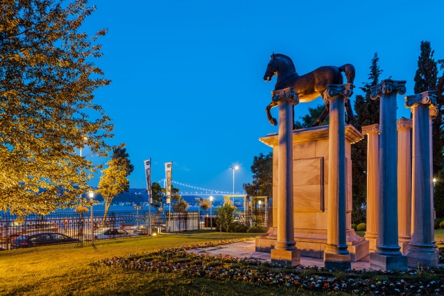 Zengin bir hat ve resim koleksiyonunu içinde barındıran Sakıp Sabancı Müzesi’nde, geçici sergiler düzenlenmektedir. Müze de birçok ünlü sanatçının eserlerine ev sahipliği yapıyor. Tam bir sanat müzesidir. 2002 yılında açılan müze, en eski yerleşim mekanları içinde yer alır.

