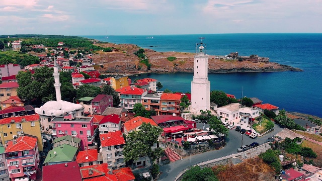 Rumelifeneri Rumeli Kalesi İstanbul Boğazı'nın Rumeli tarafının en kuzeyinde yer alır. Bir balıkçı köyü olan Rumeli Feneri adını da içinde bulunan Feneri'nden alır. Karadeniz’den İstanbul Boğazı’na geçişin ilk noktası da burasıdır. 19. yüzyıldan bu zamana kadar 30 km uzaklıktan tüm geçiş yapan gemilere yol gösteren fener de burasıdır.

