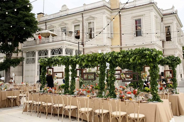 Yalı, İstanbul'un Yeniköy semtindedir. Rıhtımında sizi karşılayan iki arslan heykeli yalıya ismini vermiştir. Yapı klasik tarzda inşa edilmiştir. Manzarasına doyulmayan,  Sait Halim Paşa Yalısı’nı günümüzde toplantı ve düğünler için kullanılmaktadır.

